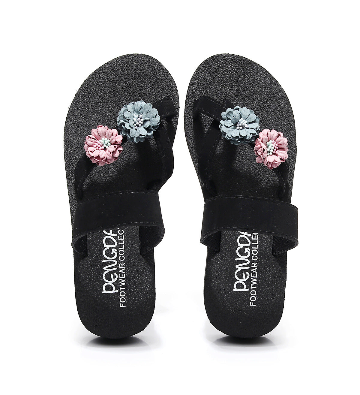 Las nuevas estudiantes de verano usan chanclas