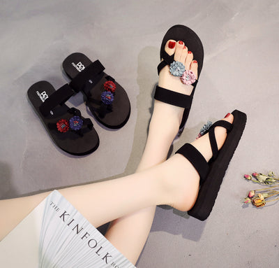 Las nuevas estudiantes de verano usan chanclas
